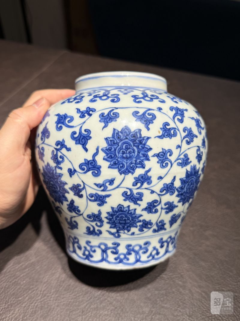 明万历 青花缠枝莲纹罐 - 图6